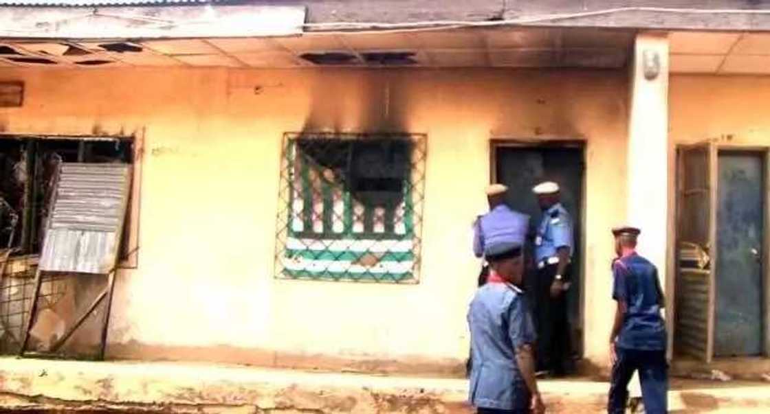 Gobarar tsakar dare ta janyo asarar jami’an Yansanda guda 3 da ýar Yarinya a Yola Gobarar tsakar dare ta janyo asarar jami’an Yansanda guda 3 da ýar Yarinya a Yola