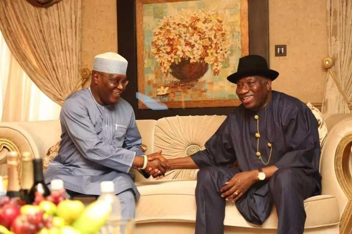 Atiku Abubakar ya kai ziyarar gaisuwa da neman iri ga Goodluck Jonathan (Hotuna) Atiku Abubakar ya kai ziyarar gaisuwa da neman iri ga Goodluck Jonathan (Hotuna)