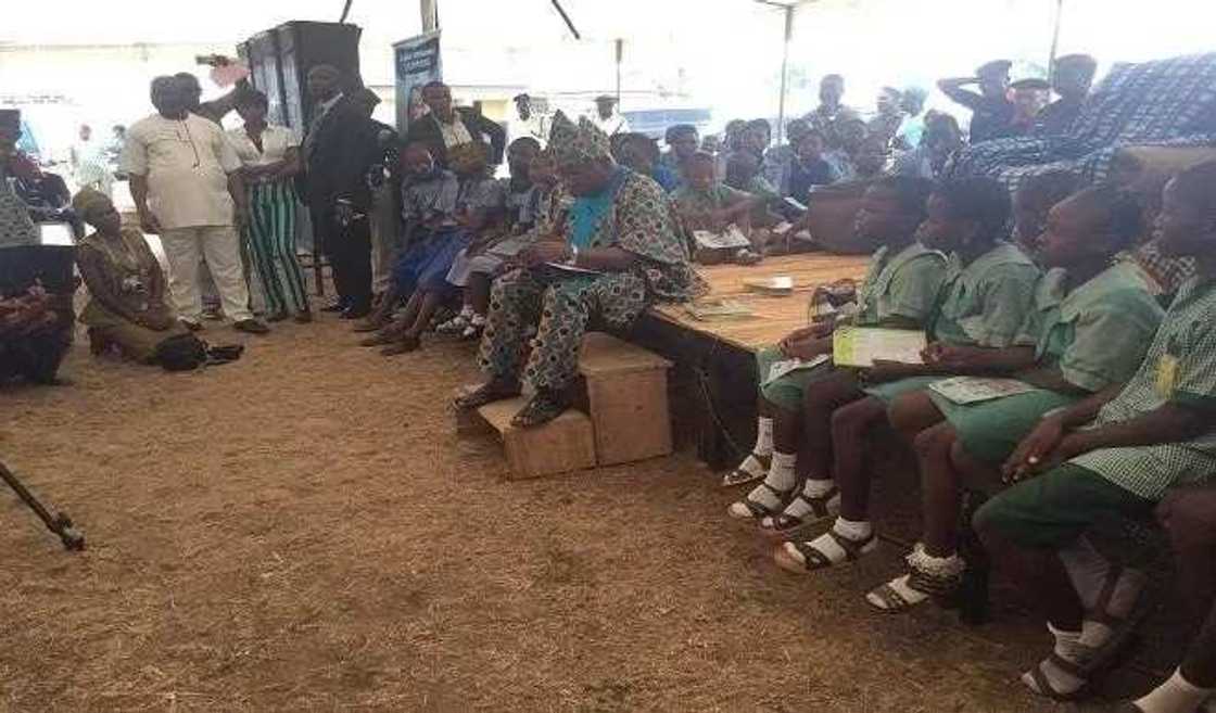 Obasanjo Back to School? 80-year-old Ex-president Seen in Reading Session with School Children (Photo) Obasanjo Back to School? 80-year-old Ex-president Seen in Reading Session with School Children (Photo)