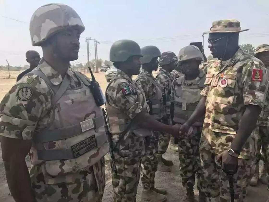 Janar Buratai yayi kalaci tare da Sojoji a dajin Sambisa