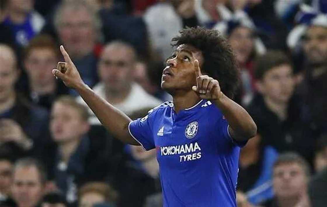 Desperate Barcelona turn to Chelsea midfielder Willian Desperate Barcelona turn to Chelsea midfielder Willian