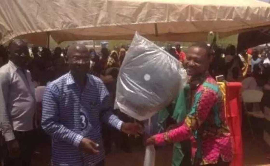 Tafiyayye ne: An karrama wani Malami dake shafe kilomita 42 a ƙasa a kullum don zuwa makaranta Tafiyayye ne: An karrama wani Malami dake shafe kilomita 42 a ƙasa a kullum don zuwa makaranta