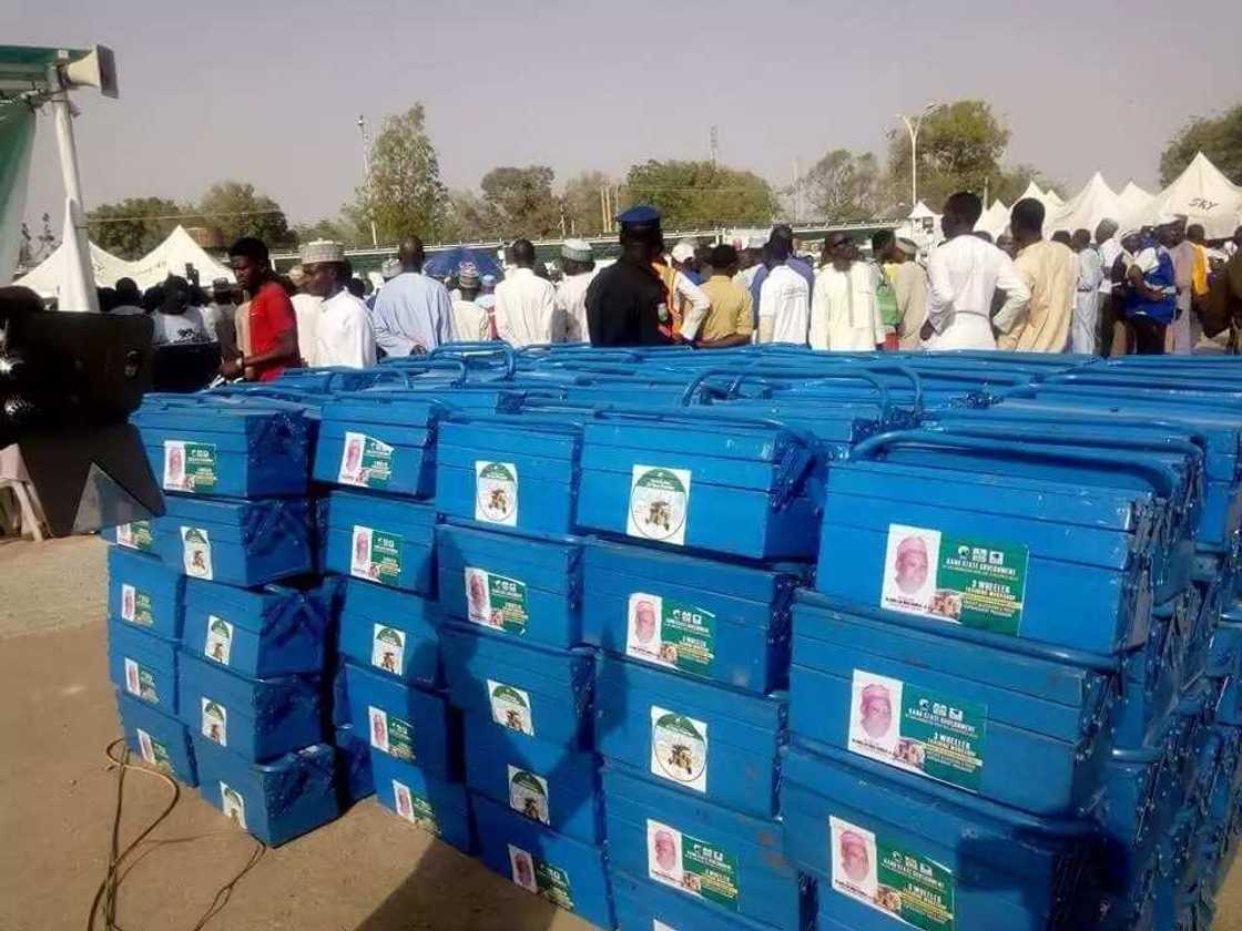 Gwamna Ganduje ya taimaka wa masu sana'ar A Daidaita Sahu a jihar Kano Gwamna Ganduje ya taimaka wa masu sana'ar A Daidaita Sahu a jihar Kano