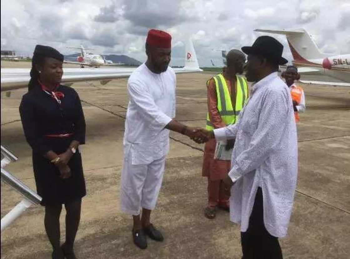 Jonathan tare da iyalin sa a filin jirgin sama na Abuja (hotuna)