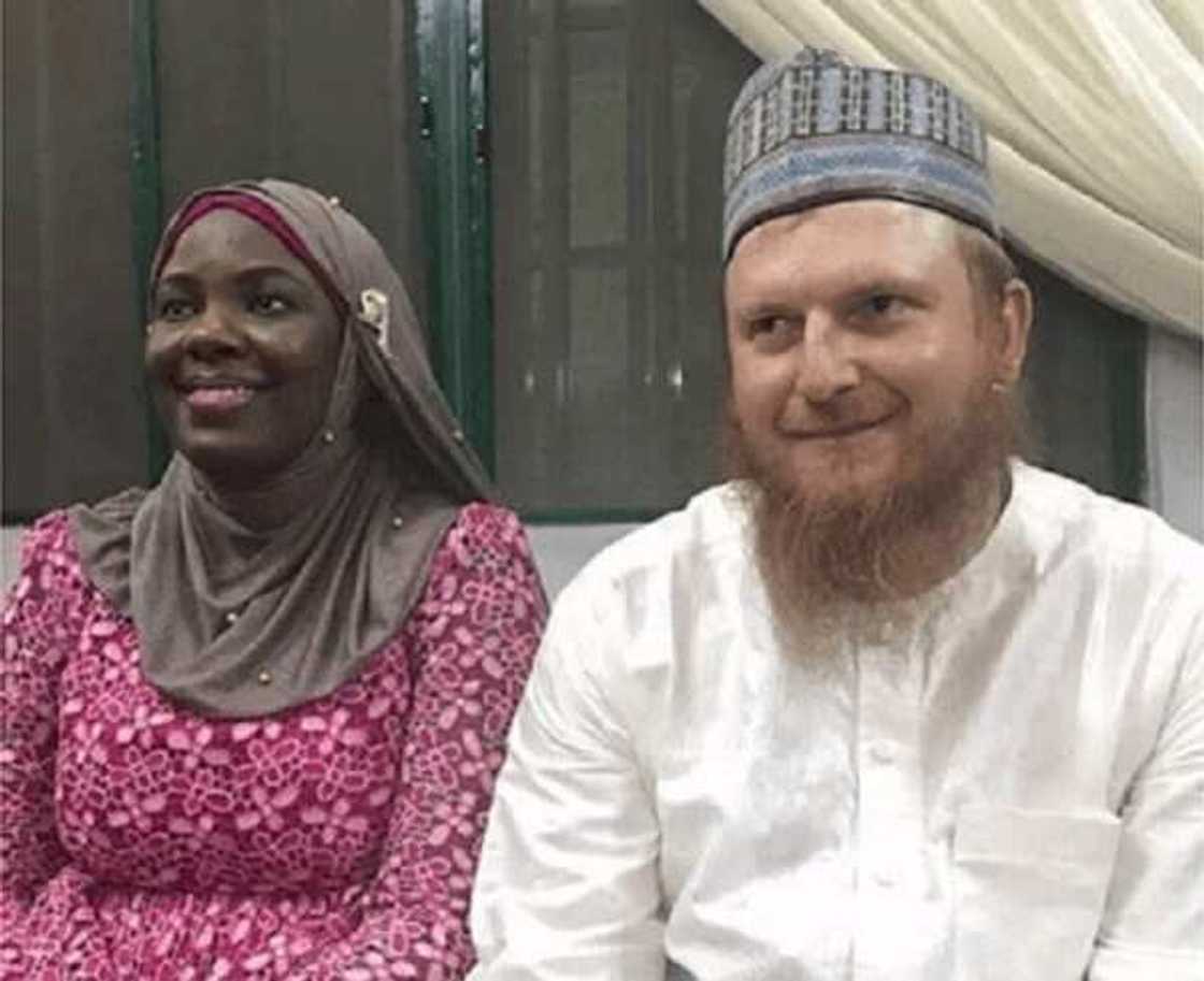 Wata bahaushiya, 'yar Kano ta musuluntar da baturen Amurka sannan ta aure shi Wata bahaushiya, 'yar Kano ta musuluntar da baturen Amurka sannan ta aure shi