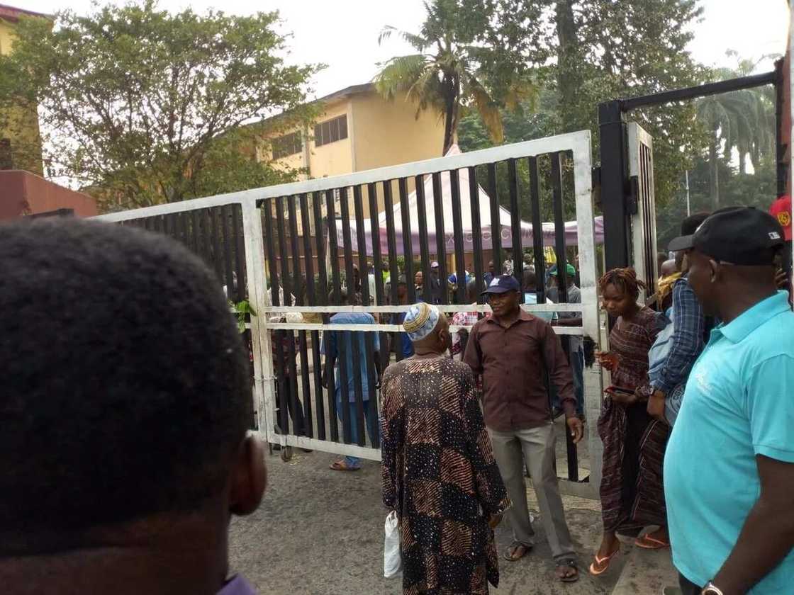 Breaking: Non-teaching university unions shut UNILAG gates Breaking: Non-teaching university unions shut UNILAG gates