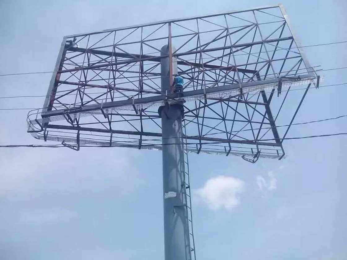 Da dumin sa: 'Yan sanda sun cafke mutumin da ya hau dogon karfe saboda tsanar mulkin Buhari Da dumin sa: 'Yan sanda sun cafke mutumin da ya hau dogon karfe saboda tsanar mulkin Buhari