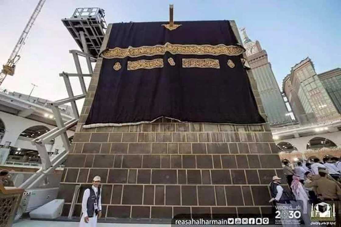 Hotunan yadda aka canja suturar dakin Ka'aba a yau Litinin