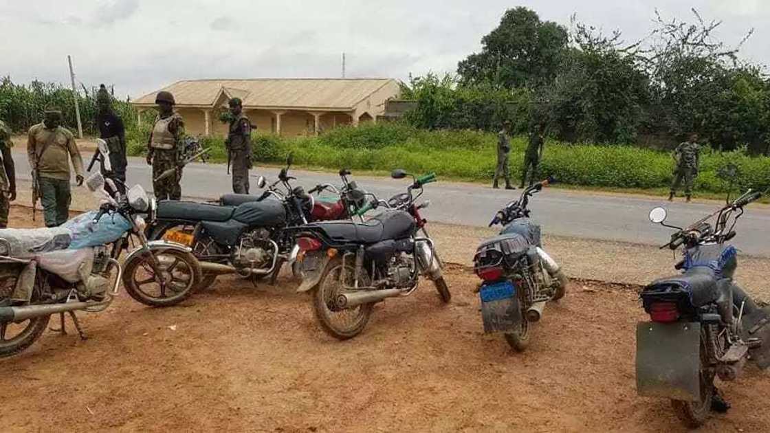 Sojoji sun kai ma barayin shanu hari a garin Tsafe, sun kashe shugabansu Sojoji sun kai ma barayin shanu hari a garin Tsafe, sun kashe shugabansu