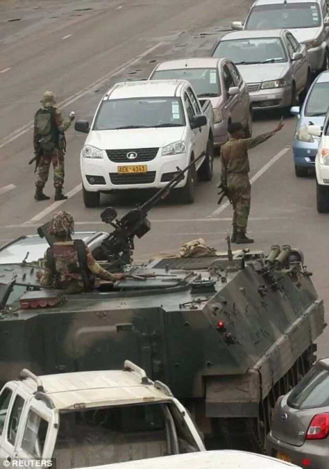 Soldiers take over the streets of Harare to control traffic on Wednesday morning. Photo source: Reuters Soldiers take over the streets of Harare to control traffic on Wednesday morning. Photo source: Reuters