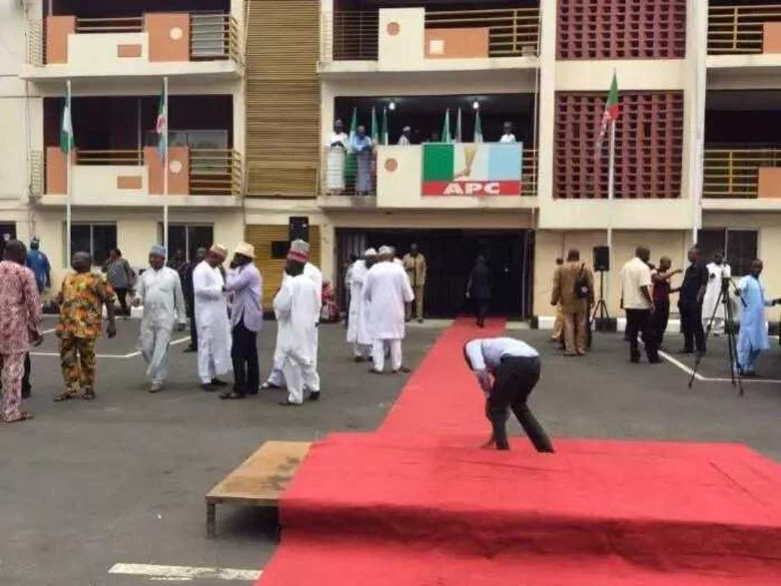 Yanzu-yanzu: Yan sanda sun garkame hedkwatar jam'iyyar APC Yanzu-yanzu: Yan sanda sun garkame hedkwatar jam'iyyar APC