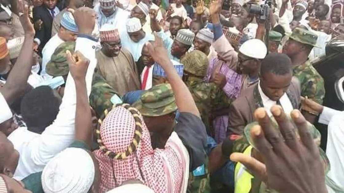 Labarai cikin Hotuna: Jama'a sunyi jinjina ga Buratai a masallacin Sarkin musulmi Bello da ke Kaduna