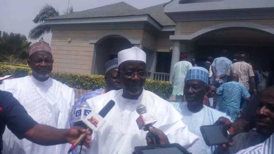 Rikicin jihar Benuwe: Attahiru Bafarawa ya kai ziyarar jaje, ya raba ma yan gudun hijira naira miliyan 10 Rikicin jihar Benuwe: Attahiru Bafarawa ya kai ziyarar jaje, ya raba ma yan gudun hijira naira miliyan 10