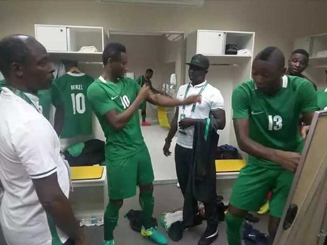 Rio Olympics: Dalilin rashin hatimin NFF a rigar 'yan kwallon Najeriya Rio Olympics: Dalilin rashin hatimin NFF a rigar 'yan kwallon Najeriya