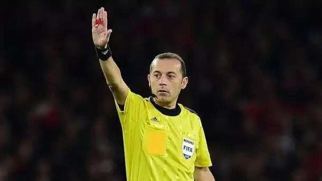 Abubuwan da referee ya fadawa Mikel Obi jiya bayan an tashi wasa Abubuwan da referee ya fadawa Mikel Obi jiya bayan an tashi wasa