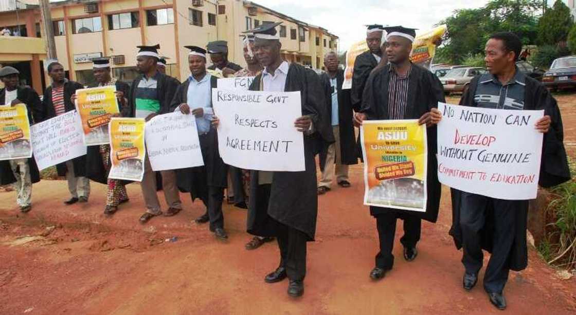 Iyaye, dalibai, masu ruwa da tsaki sun fara kokawa kan dadewar yajin aikn ASUU Iyaye, dalibai, masu ruwa da tsaki sun fara kokawa kan dadewar yajin aikn ASUU