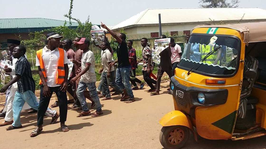 Yan shi’a sun yi zanga-zanga a Kaduna duk da haramcin da gwamnati ta sanya kan haka (hotuna) Yan shi’a sun yi zanga-zanga a Kaduna duk da haramcin da gwamnati ta sanya kan haka (hotuna)