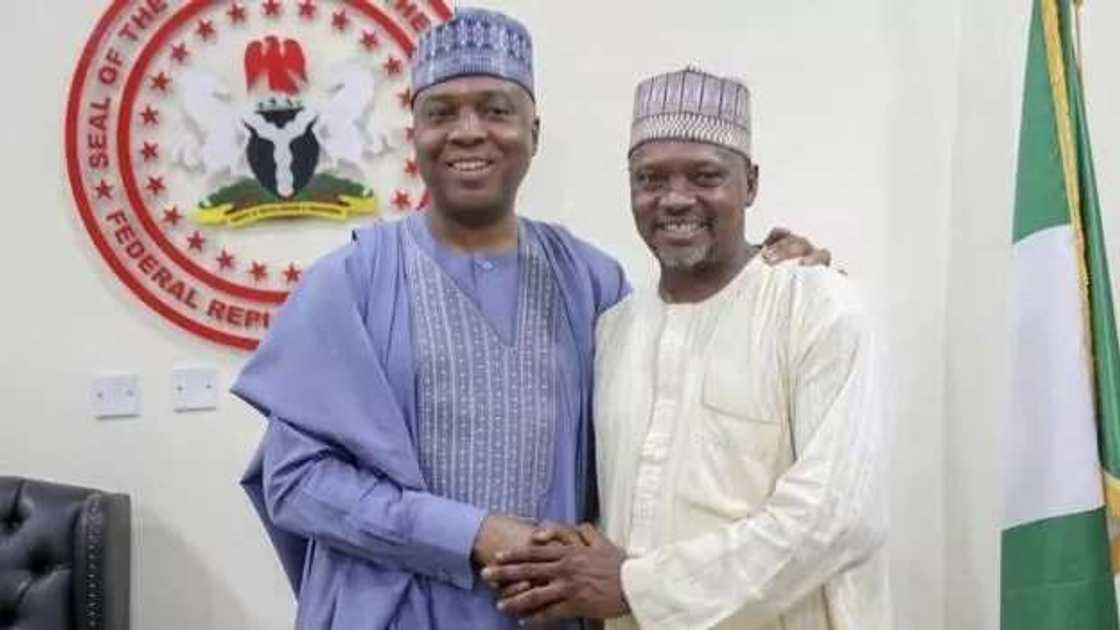 Saraki ya sha ruwa tare da su Ali Nuhu Saraki ya sha ruwa tare da su Ali Nuhu