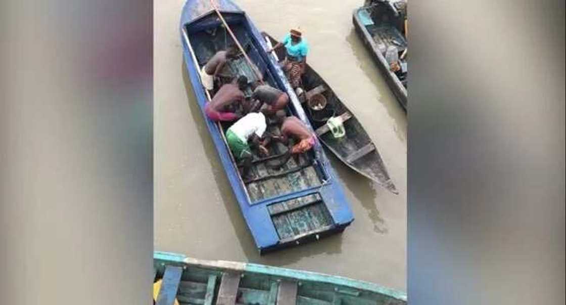 Duniya ta yi ma wani matashi daurin goro, ya hau saman gada ya tunjuma cikin tafki Duniya ta yi ma wani matashi daurin goro, ya hau saman gada ya tunjuma cikin tafki