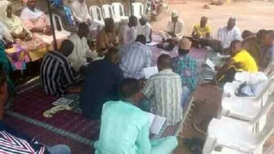 Magoya bayan Saraki sun yiwa Buhari da IGP ruwan Alkunut (hotuna) Magoya bayan Saraki sun yiwa Buhari da IGP ruwan Alkunut (hotuna)