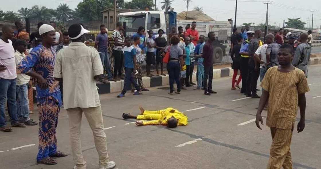 Rai bakon Duniya: Ba duka ba zagi wani mutumi ya fadi matacce a tashar Mota Rai bakon Duniya: Ba duka ba zagi wani mutumi ya fadi matacce a tashar Mota
