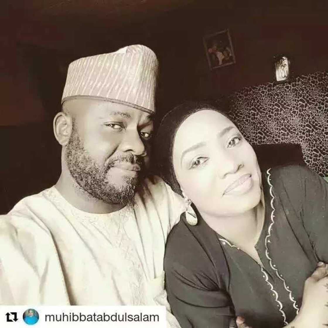 Dandalin Kannywood: Jarumai ma’aurata da suka kafa tarihi tare da nuna kaunar da suke ma juna (hotuna) Dandalin Kannywood: Jarumai ma’aurata da suka kafa tarihi tare da nuna kaunar da suke ma juna (hotuna)