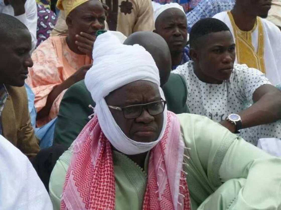 Governor Fayose in Sheik attire, joins Buhari, other Muslim faithful in Sallah prayers (photos) Governor Fayose in Sheik attire, joins Buhari, other Muslim faithful in Sallah prayers (photos)