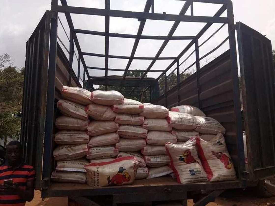 Dubi hotunan kayayakin da jami'an Kwastam suka kwace a jihar Ogun Dubi hotunan kayayakin da jami'an Kwastam suka kwace a jihar Ogun