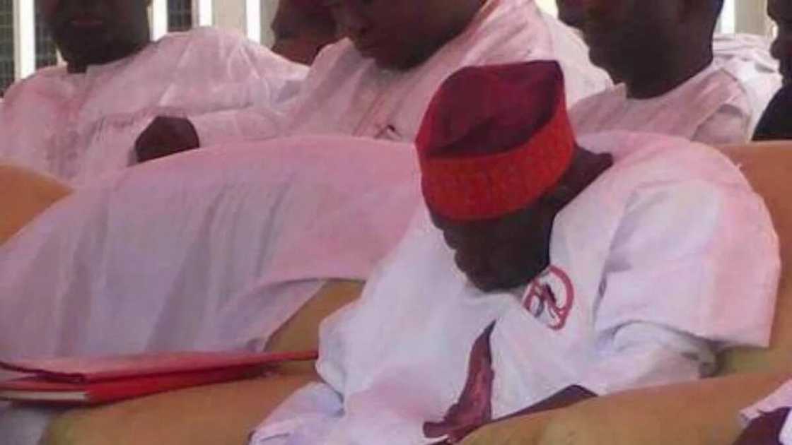 Manyan yan siyasar Najeriya guda 8 da aka kama su na barci a lokacin taro Manyan yan siyasar Najeriya guda 8 da aka kama su na barci a lokacin taro