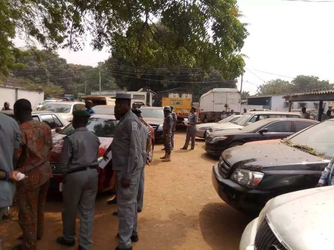 Hukumar kwastam ta sake babban kamu na kayayyakin fasa kwauri (hotuna) Hukumar kwastam ta sake babban kamu na kayayyakin fasa kwauri (hotuna)