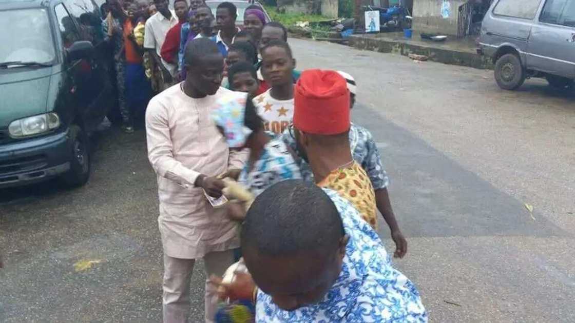 Fayose's aide Sunshine Anifowose leads stomach infrastructure train in Ekiti (photos) Fayose's aide Sunshine Anifowose leads stomach infrastructure train in Ekiti (photos)