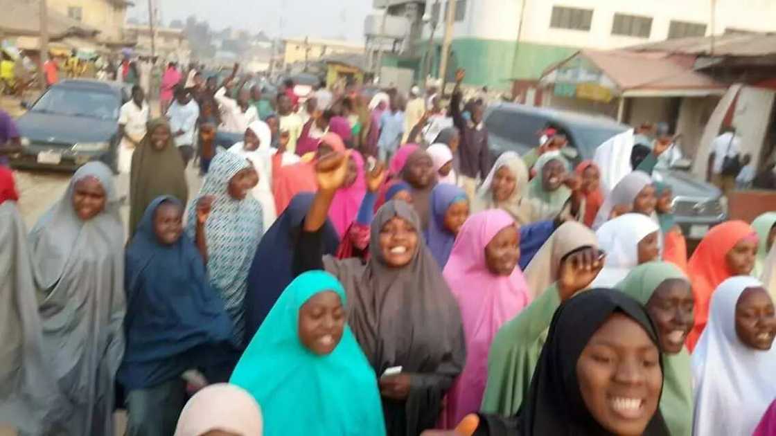 BREAKING: Buhari Free Zakzaky protest rocks Kaduna (PHOTOS) BREAKING: Buhari Free Zakzaky protest rocks Kaduna (PHOTOS)