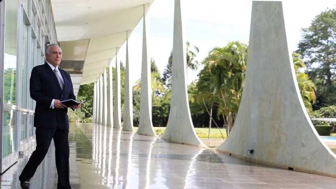 ‘Aljanu da fatalwa’ sun fatattaki shugaban ƙasa daga fadar gwamnati ‘Aljanu da fatalwa’ sun fatattaki shugaban ƙasa daga fadar gwamnati