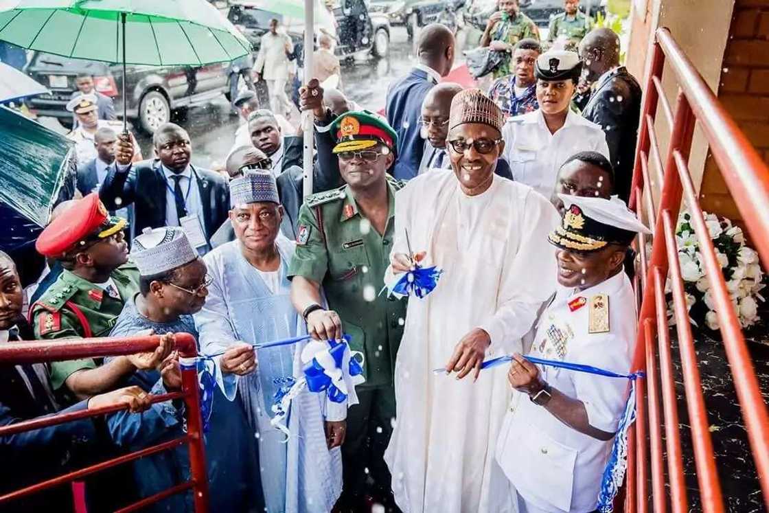 Da dumin sa: Shugaba Buhari ya bude wani katafaren asibiti da rukunin gidaje 100 na sojin sama a Calabar Da dumin sa: Shugaba Buhari ya bude wani katafaren asibiti da rukunin gidaje 100 na sojin sama a Calabar