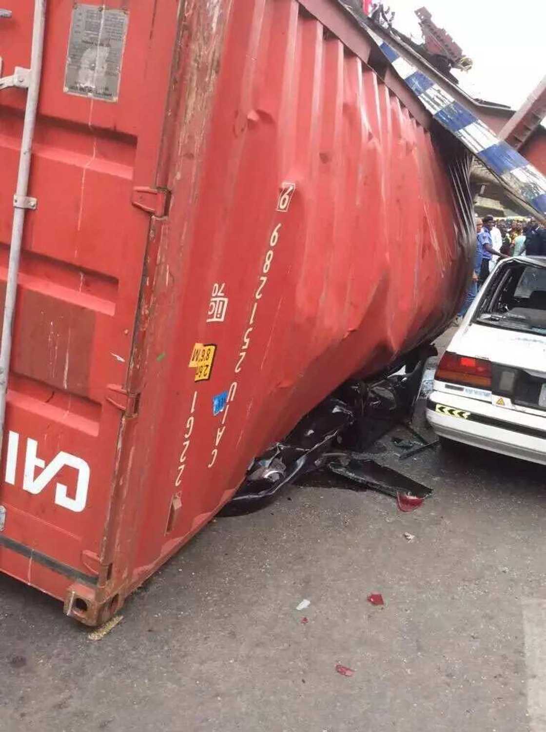 PHOTOS: Trailer Skids On Ojuelegba Bridge, Lands On Cars PHOTOS: Trailer Skids On Ojuelegba Bridge, Lands On Cars