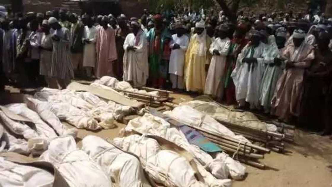 An binne mutane 32 da yan fashi suka kashe a Sokoto An binne mutane 32 da yan fashi suka kashe a Sokoto
