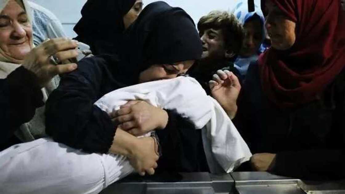 Cikin hawaye da alhini: An yi jana’izar Faladinawa fiye da 50 da Sojin Isra’ila suka yiwa kisan gilla (Hotuna) Cikin hawaye da alhini: An yi jana’izar Faladinawa fiye da 50 da Sojin Isra’ila suka yiwa kisan gilla (Hotuna)