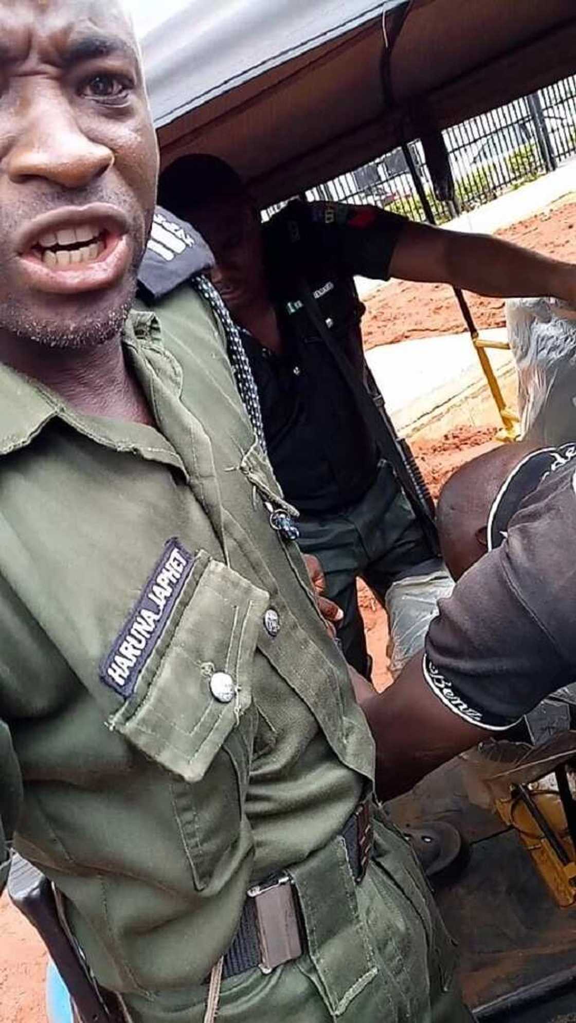 Dalilin da yasa na hana ‘Yan Sanda wulakanta direban adaidaita sahu - Inji wani dan Najeriya Dalilin da yasa na hana ‘Yan Sanda wulakanta direban adaidaita sahu - Inji wani dan Najeriya