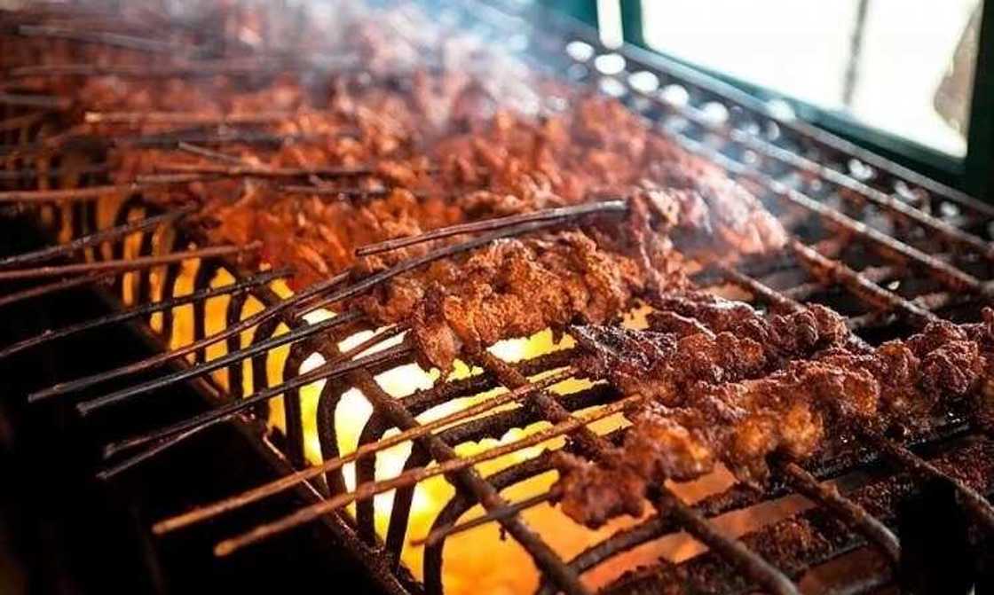 Karin matsayi: Hotunan wani Bahaushe da ya bude wurin saida suya a birnin Landan Karin matsayi: Hotunan wani Bahaushe da ya bude wurin saida suya a birnin Landan