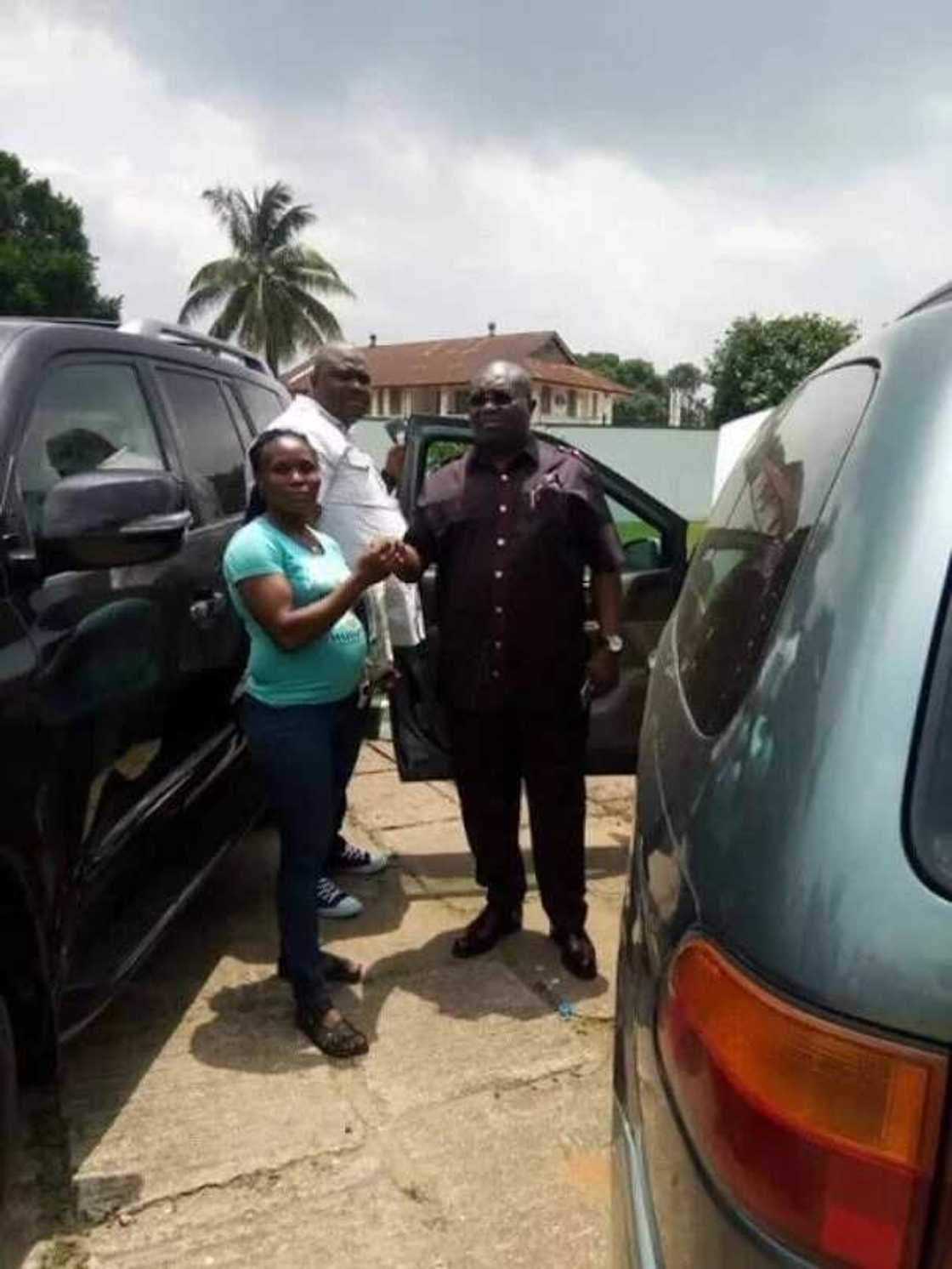Gov Ikpeazu gifts pregnant commercial bus driver brand new car in Abia state (photos) Gov Ikpeazu gifts pregnant commercial bus driver brand new car in Abia state (photos)