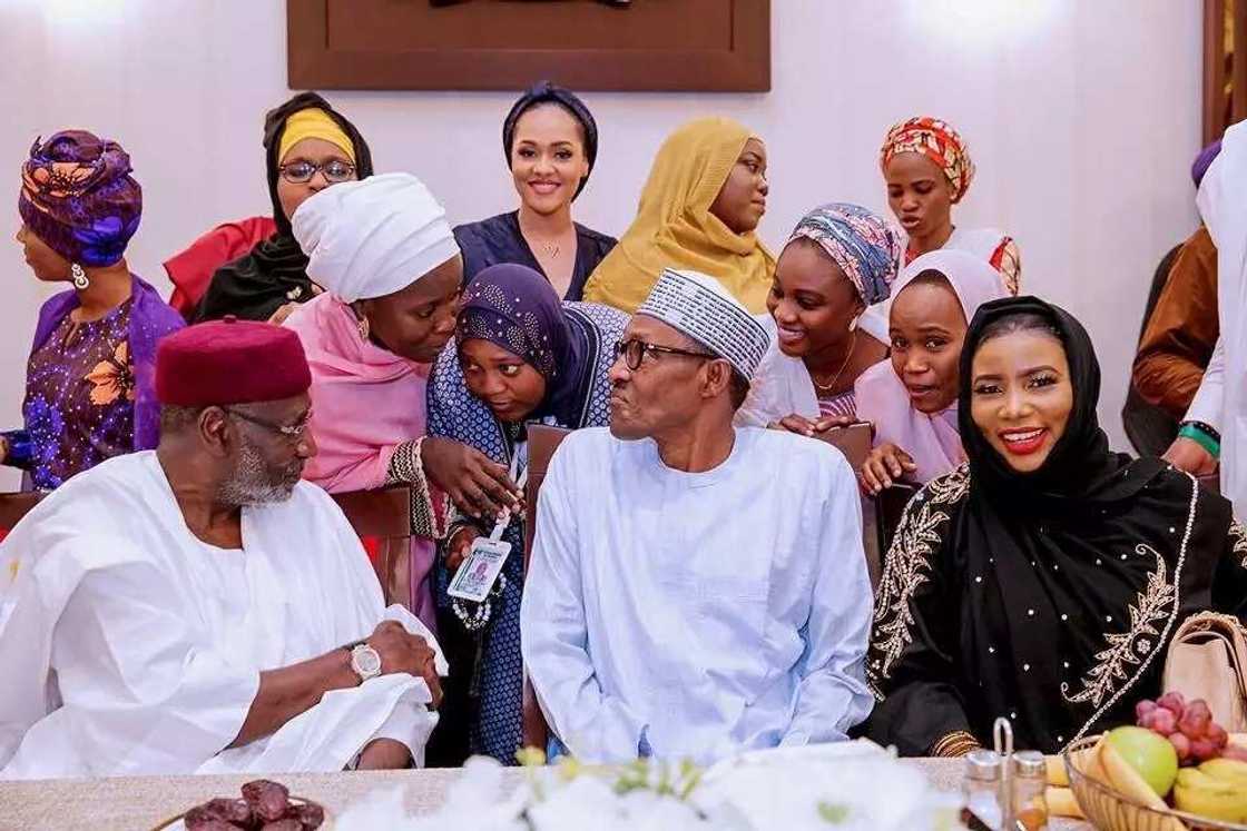 Shugaba Buhari ya shiryawa kungiyoyin matasa da masu nishadantarwa shan ruwa