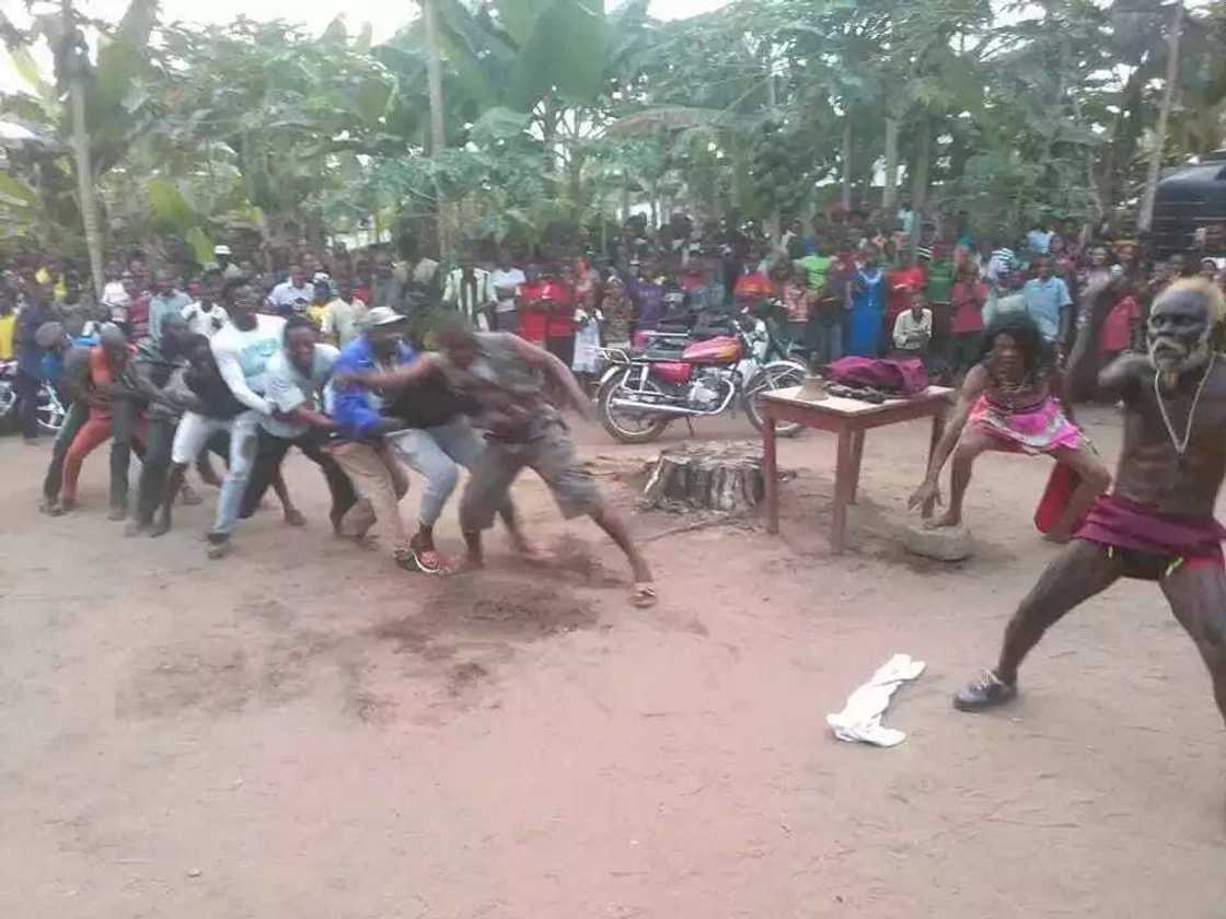 Labarin wani Tsoho dan shekara 77 mai jan mota da wuya Labarin wani Tsoho dan shekara 77 mai jan mota da wuya