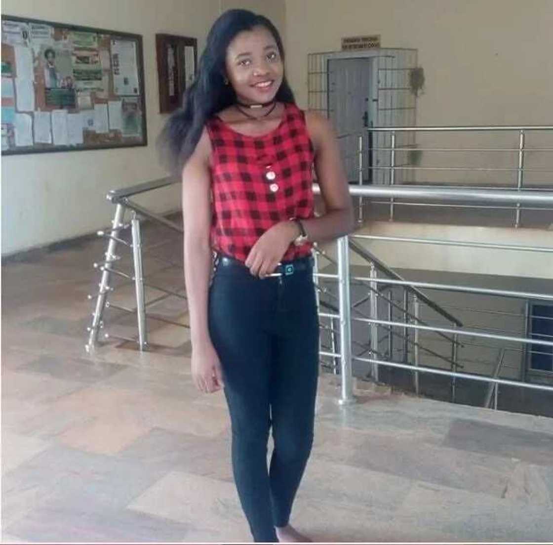 Meet pretty 300-level student who roasts yam to pay her way through school Meet pretty 300-level student who roasts yam to pay her way through school