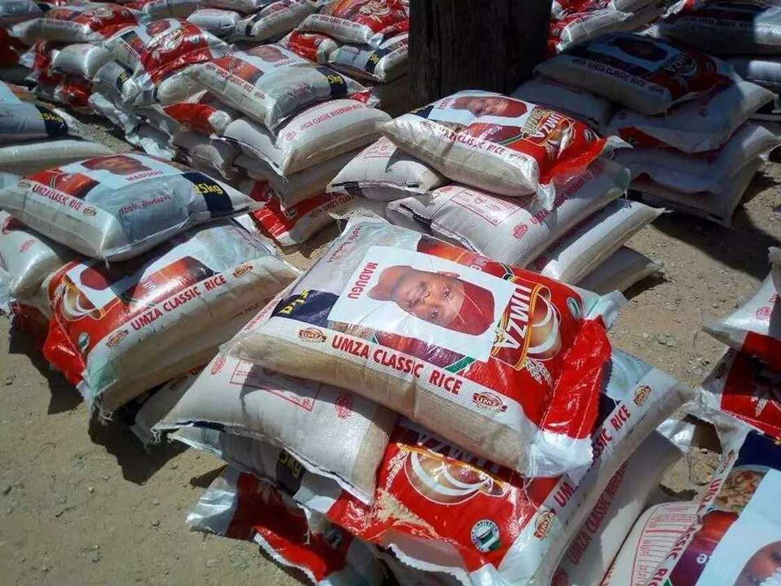 Sanata Kwankwaso ya bayar da agajin Buhunan shinkafa 1200 a jihar Zamfara Sanata Kwankwaso ya bayar da agajin Buhunan shinkafa 1200 a jihar Zamfara