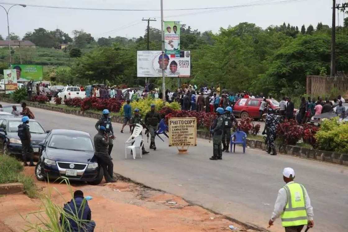 Jami'an tsaro sun dakatar da wasu masoyan PDP daga isa shelkwatar INEC Jami'an tsaro sun dakatar da wasu masoyan PDP daga isa shelkwatar INEC