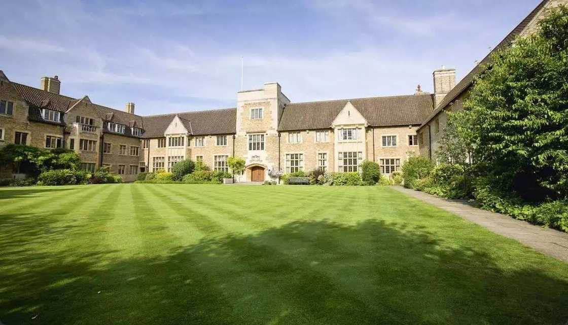 Jerin makarantu da 'ya'yan shugaba Buhari suka yi Jerin makarantu da 'ya'yan shugaba Buhari suka yi