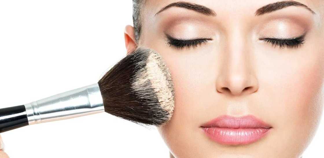 Apply makeup Apply makeup