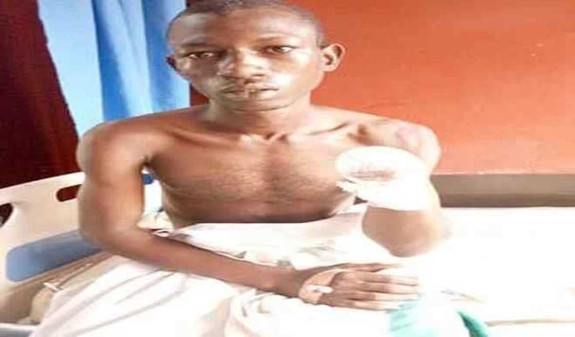 Aboki ya guntule ma abokinsa hannu bayan fada ya kaure a tsakaninsu saboda budurwa Aboki ya guntule ma abokinsa hannu bayan fada ya kaure a tsakaninsu saboda budurwa