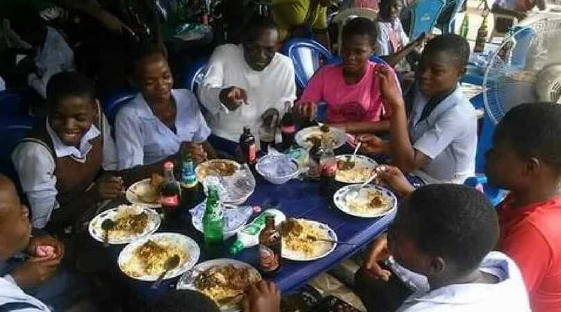 Anambra guber: Senator Andy Uba socialize with Anambraians, promise them a better deal if elected Anambra guber: Senator Andy Uba socialize with Anambraians, promise them a better deal if elected