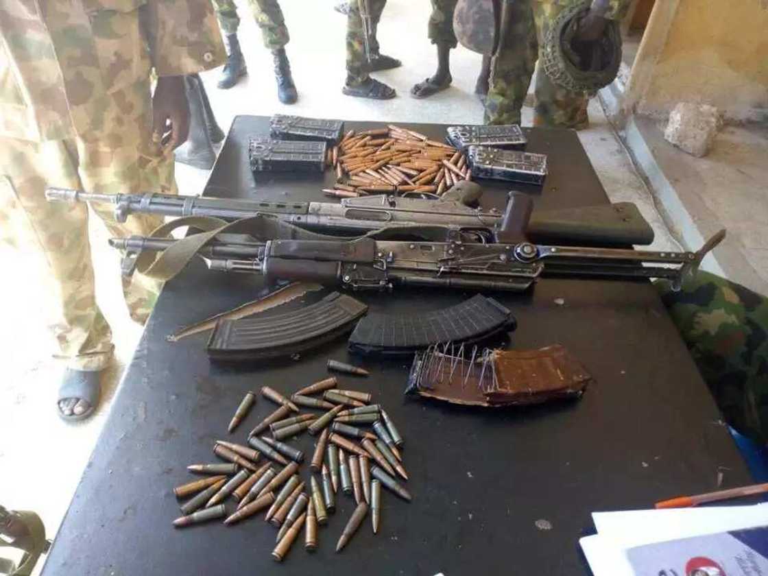 Sojoji sun kashe wani gawurtaccen dan fashi da makami tare da kwato makamai (Hotuna) Sojoji sun kashe wani gawurtaccen dan fashi da makami tare da kwato makamai (Hotuna)